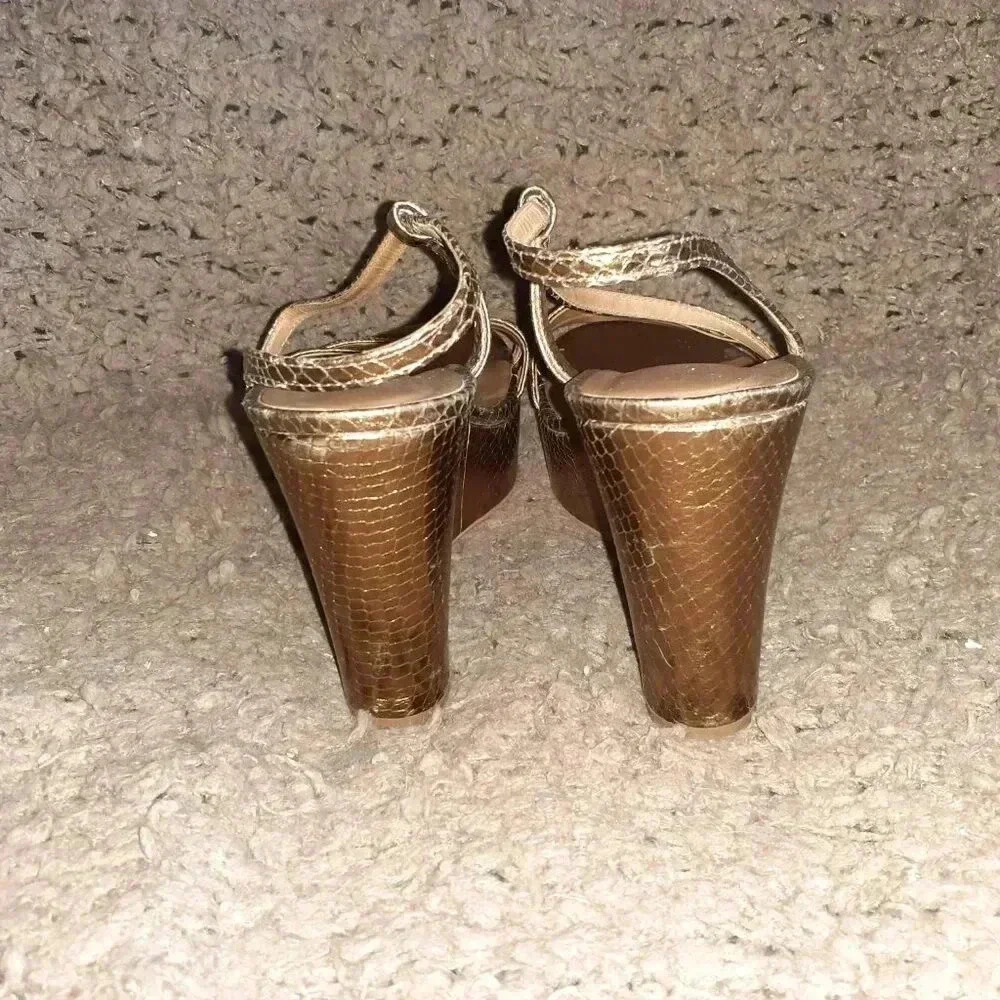 POUR LA VICTOIRE-Bronze Leather Snake Print Platform Wedge Sandal-Sz 9-Excellent - Picture 5 of 7
